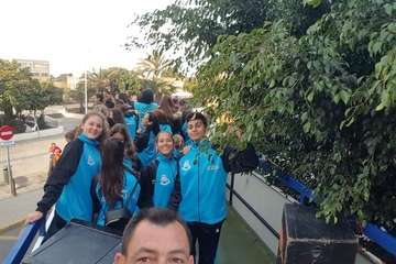 La  carroza anunciadora del Carnaval recorrió este miércoles el centro de la ciudad (Foto TA)